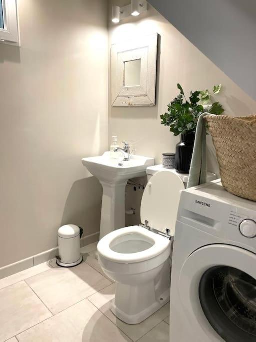 Cosy Camon Bolt-Hole Apartment Exterior photo